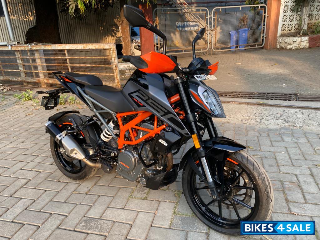 Silver Black Metallic KTM Duke 250 2022