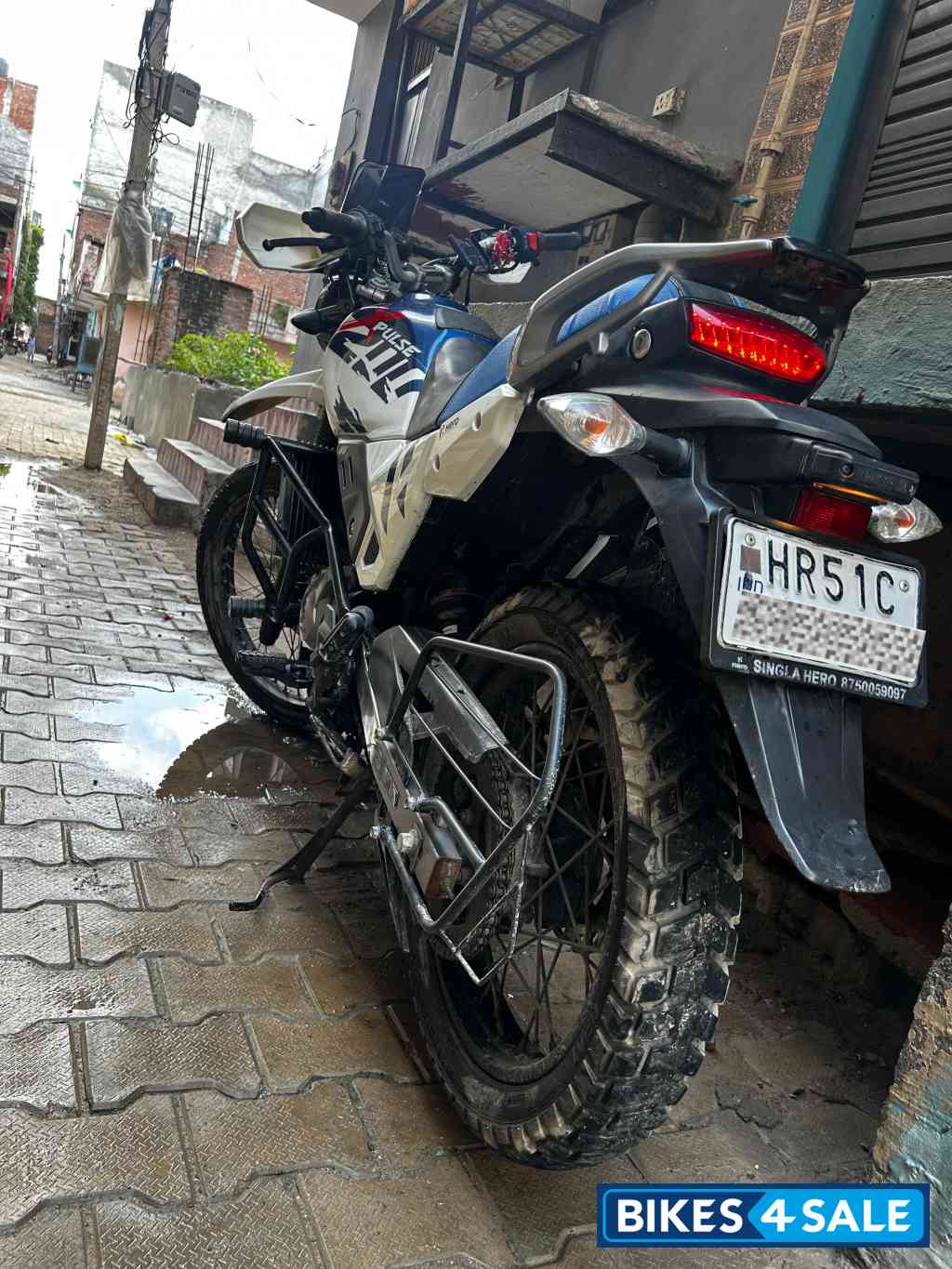 Blue N White Hero Xpulse 200 4V
