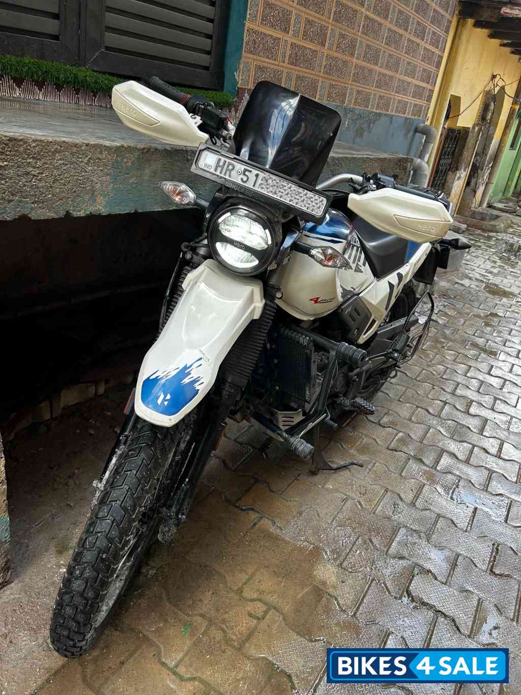 Blue N White Hero Xpulse 200 4V