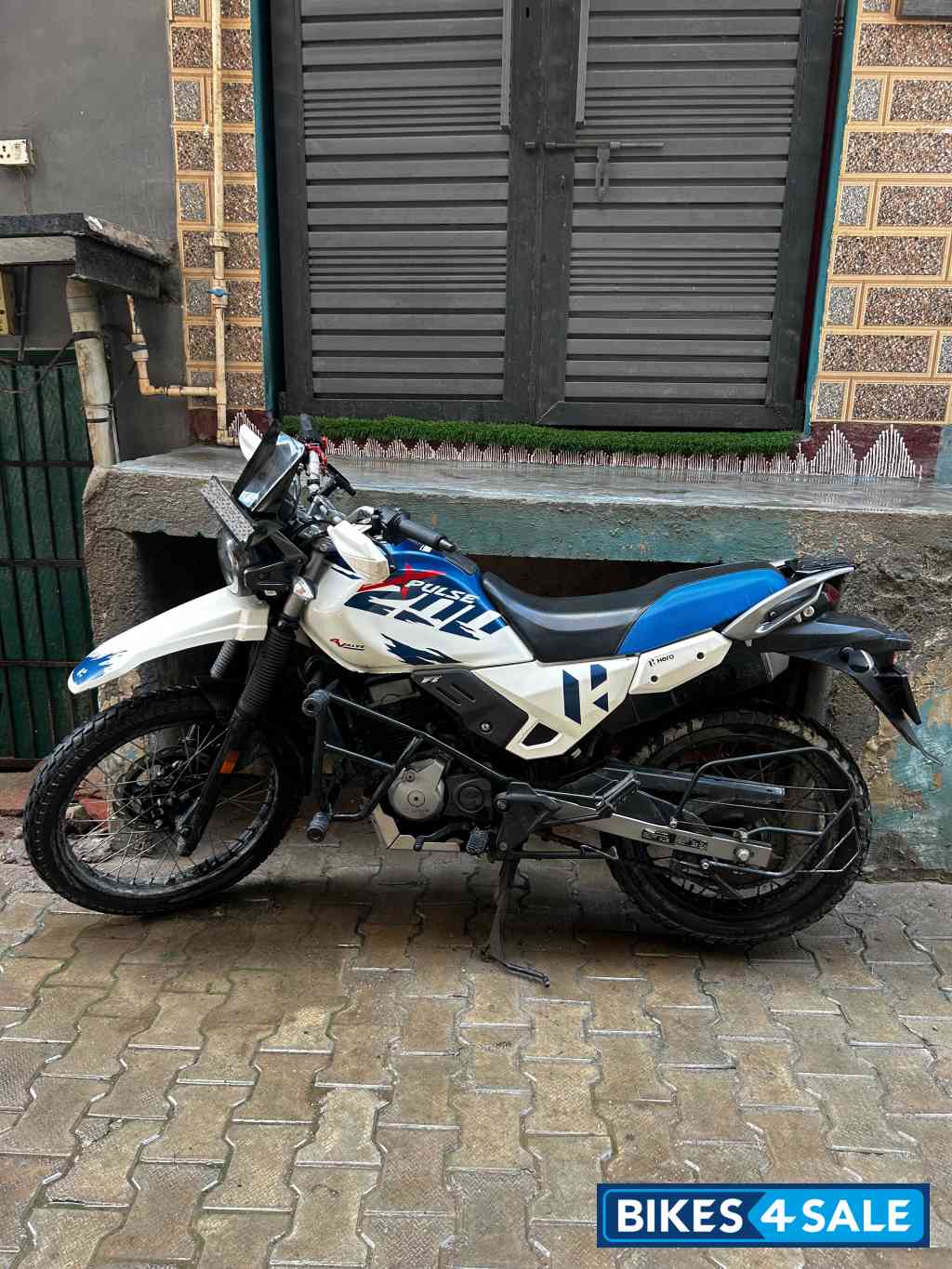 Blue N White Hero Xpulse 200 4V