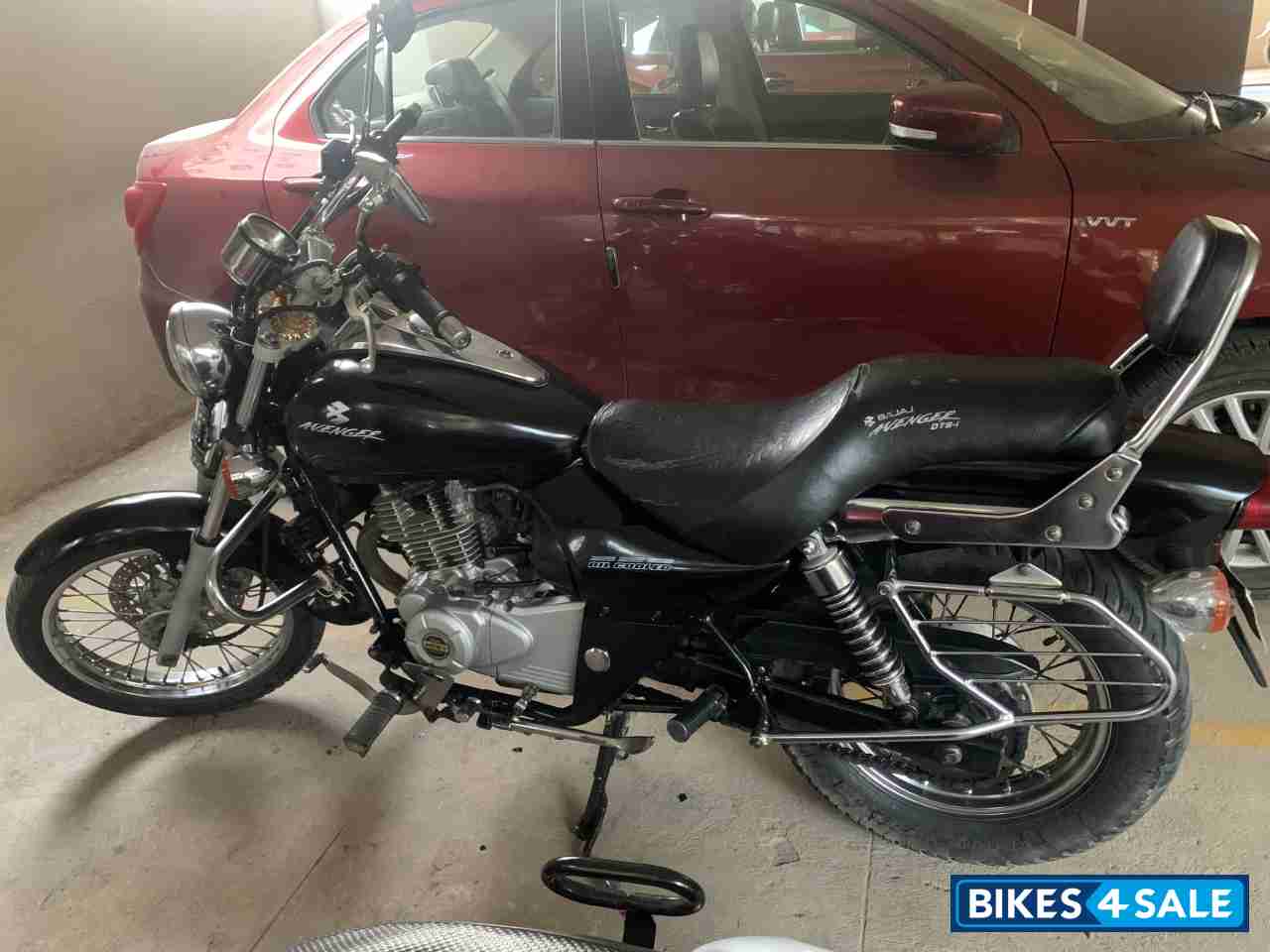 Black Bajaj Avenger 220 DTS-i