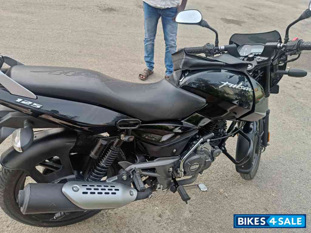 Black Bajaj Pulsar 125 Neon BS6