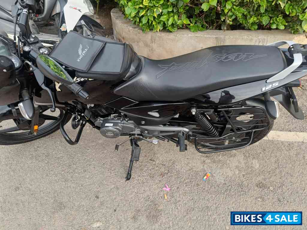 Black Bajaj Pulsar 125 Neon BS6