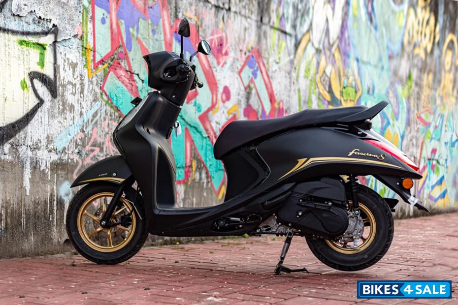 Black Yamaha Fascino 125 Fi Hybrid