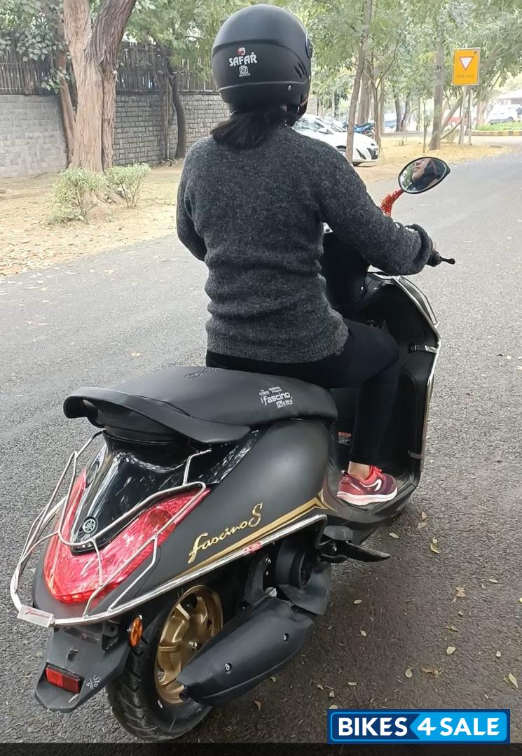 Black Yamaha Fascino 125 Fi Hybrid