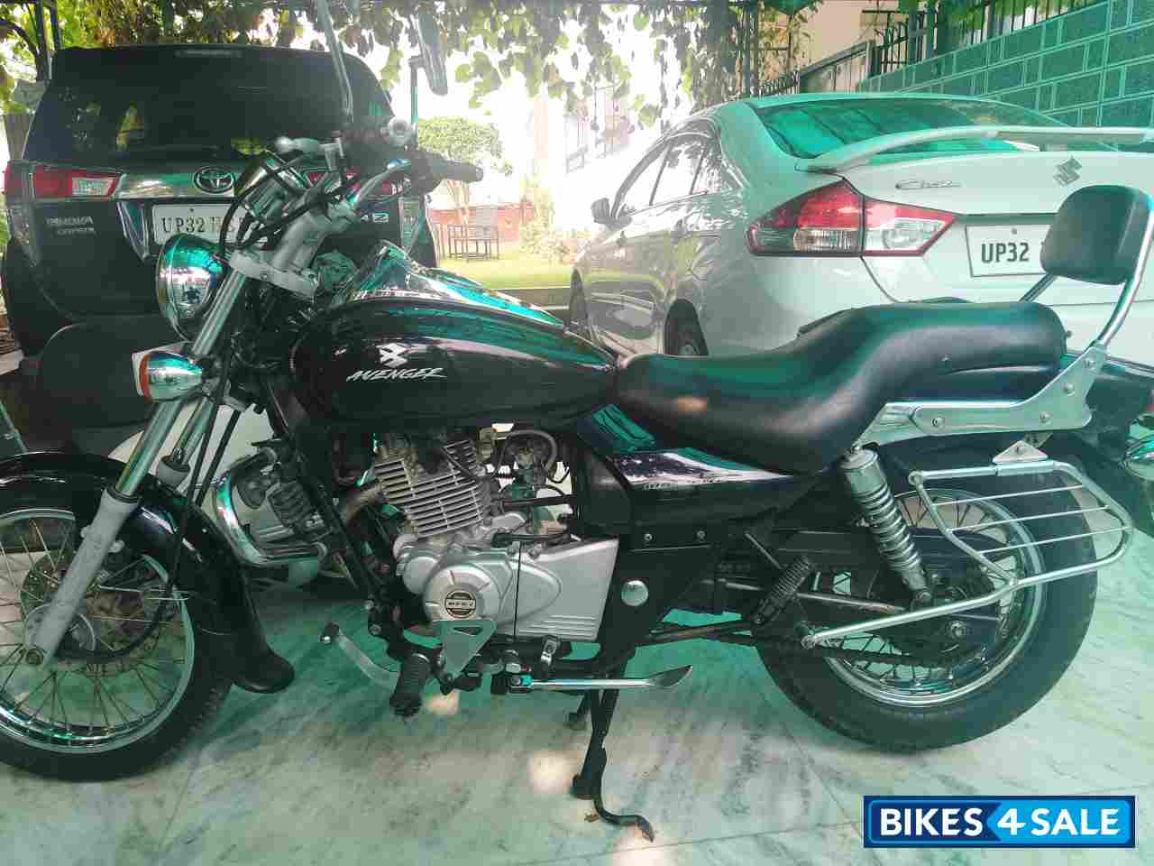 Black Bajaj Avenger 220 DTS-i