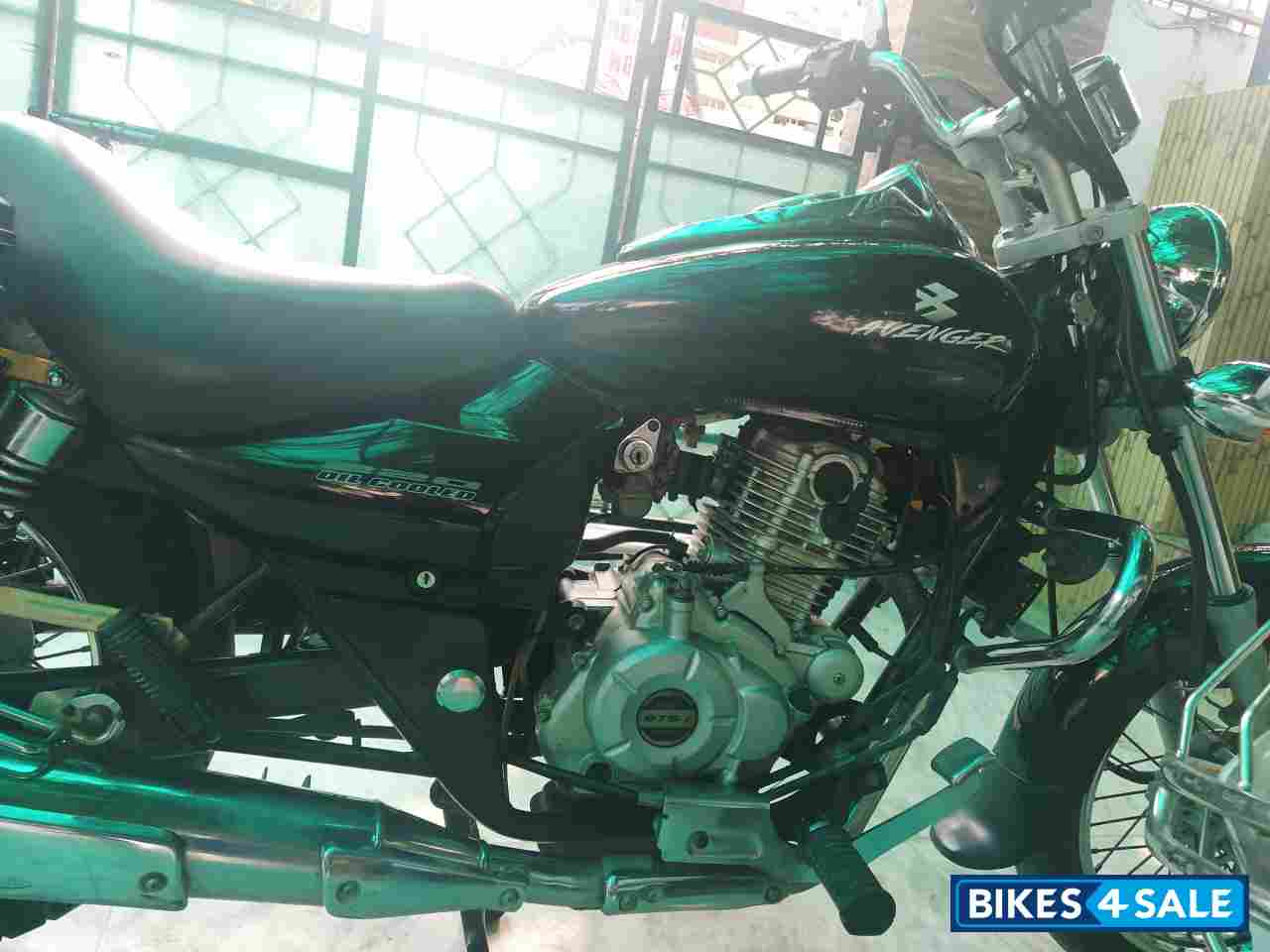 Black Bajaj Avenger 220 DTS-i