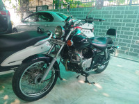 Black Bajaj Avenger 220 DTS-i