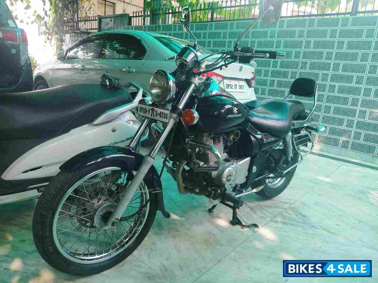 Black Bajaj Avenger 220 DTS-i