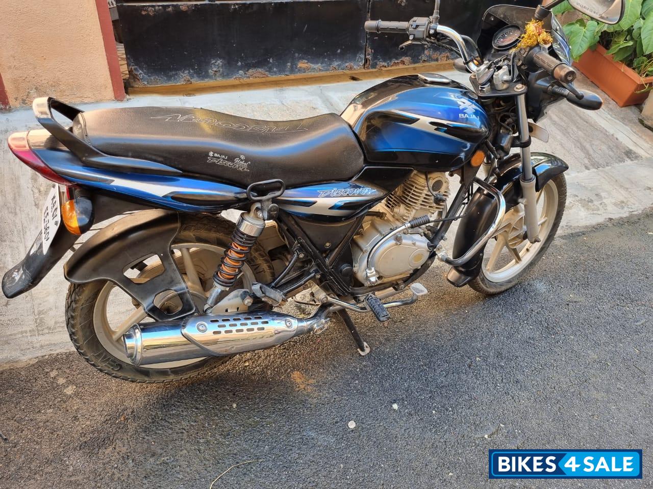 Blue And Black Bajaj Discover 125