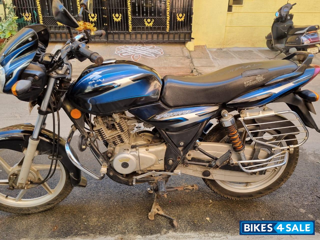 Blue And Black Bajaj Discover 125