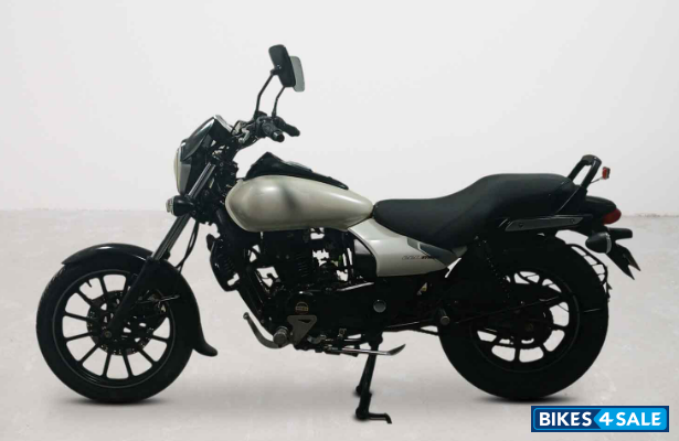 Bajaj Avenger Street 220