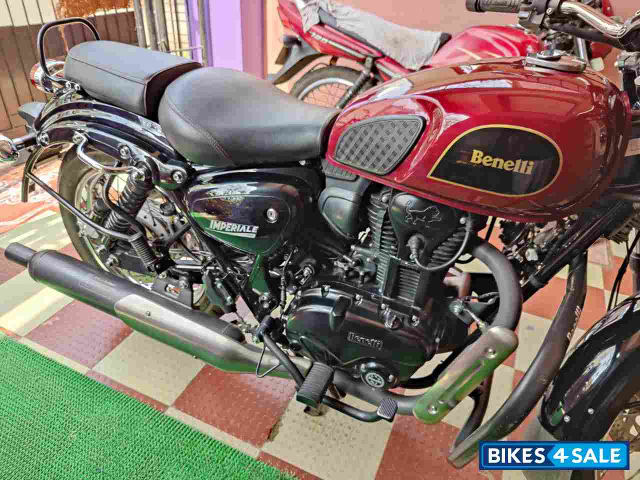 Red Benelli Imperiale 400 BS6