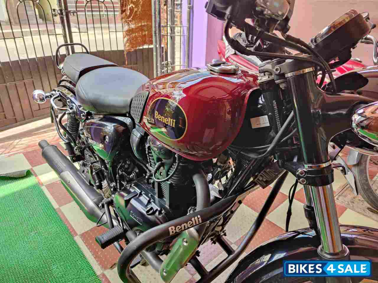 Red Benelli Imperiale 400 BS6