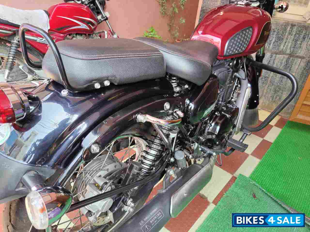 Red Benelli Imperiale 400 BS6