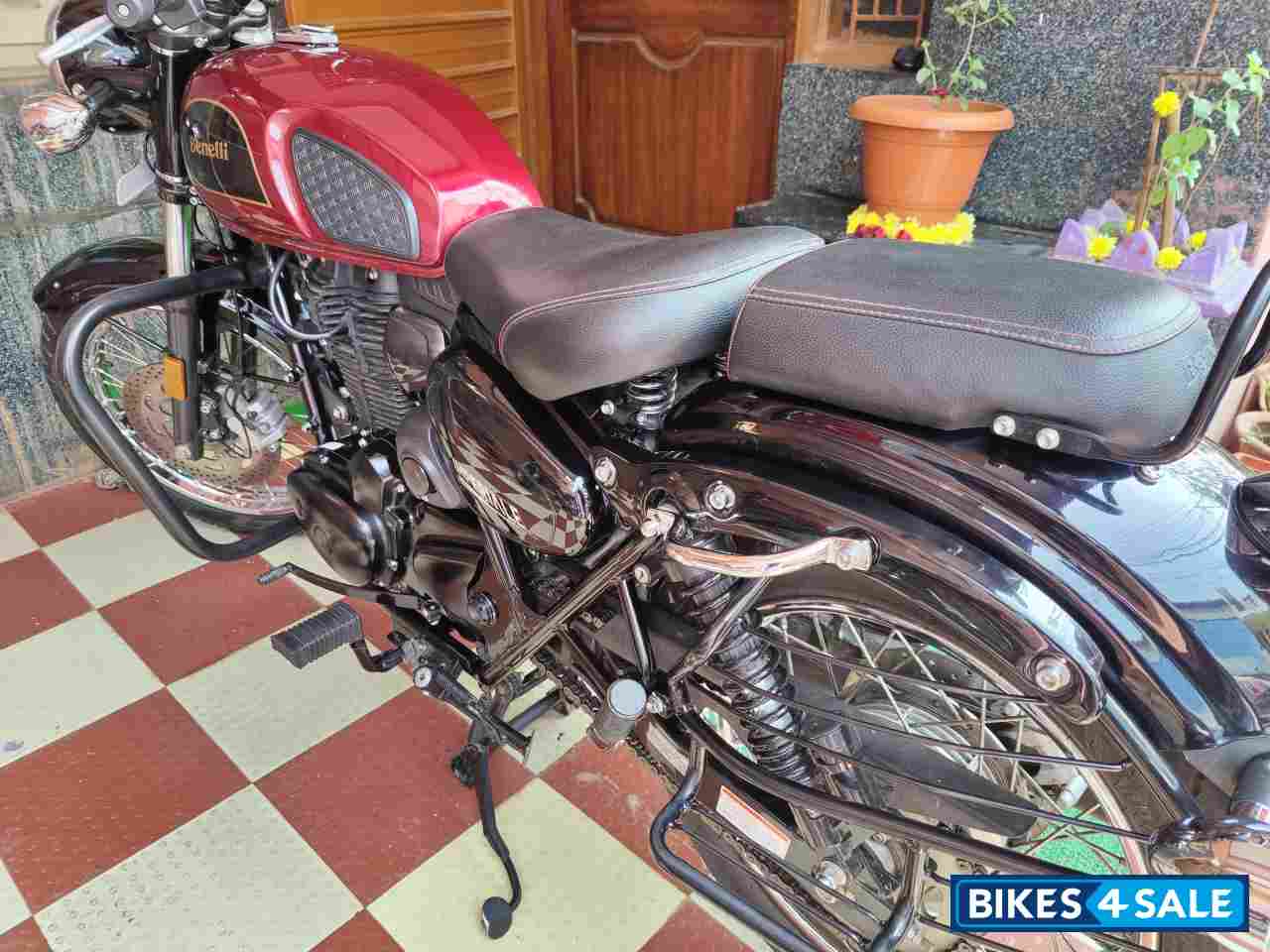 Red Benelli Imperiale 400 BS6
