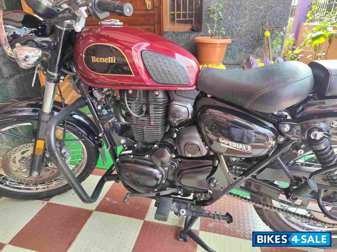 Red Benelli Imperiale 400 BS6