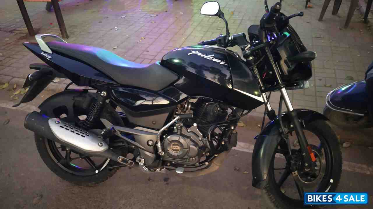 Black Bajaj Pulsar 125 Neon Disc Single Seat