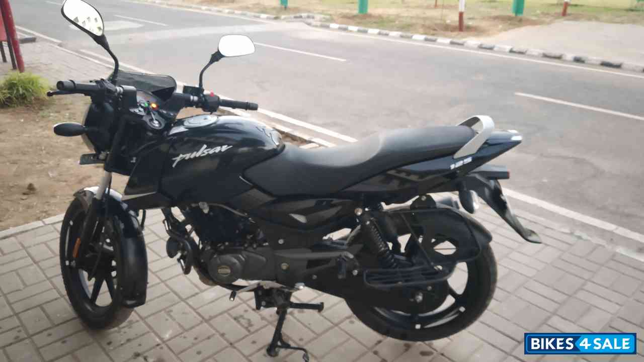 Black Bajaj Pulsar 125 Neon Disc Single Seat
