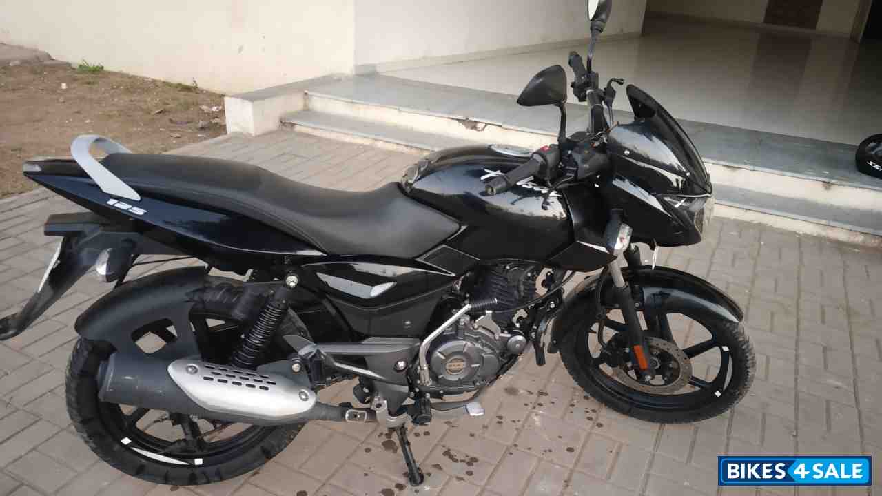 Black Bajaj Pulsar 125 Neon Disc Single Seat