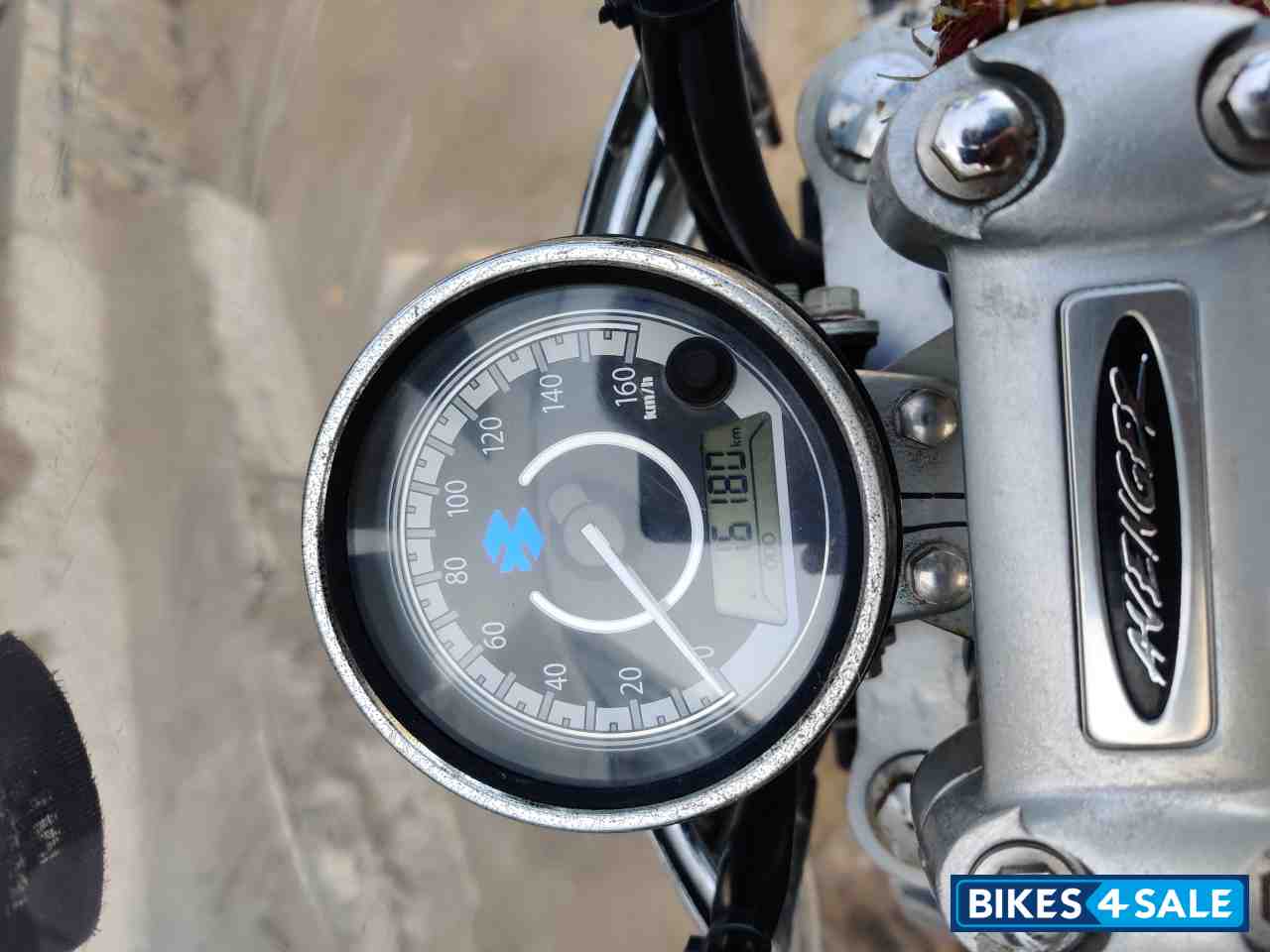 Black Bajaj Avenger Cruise 220