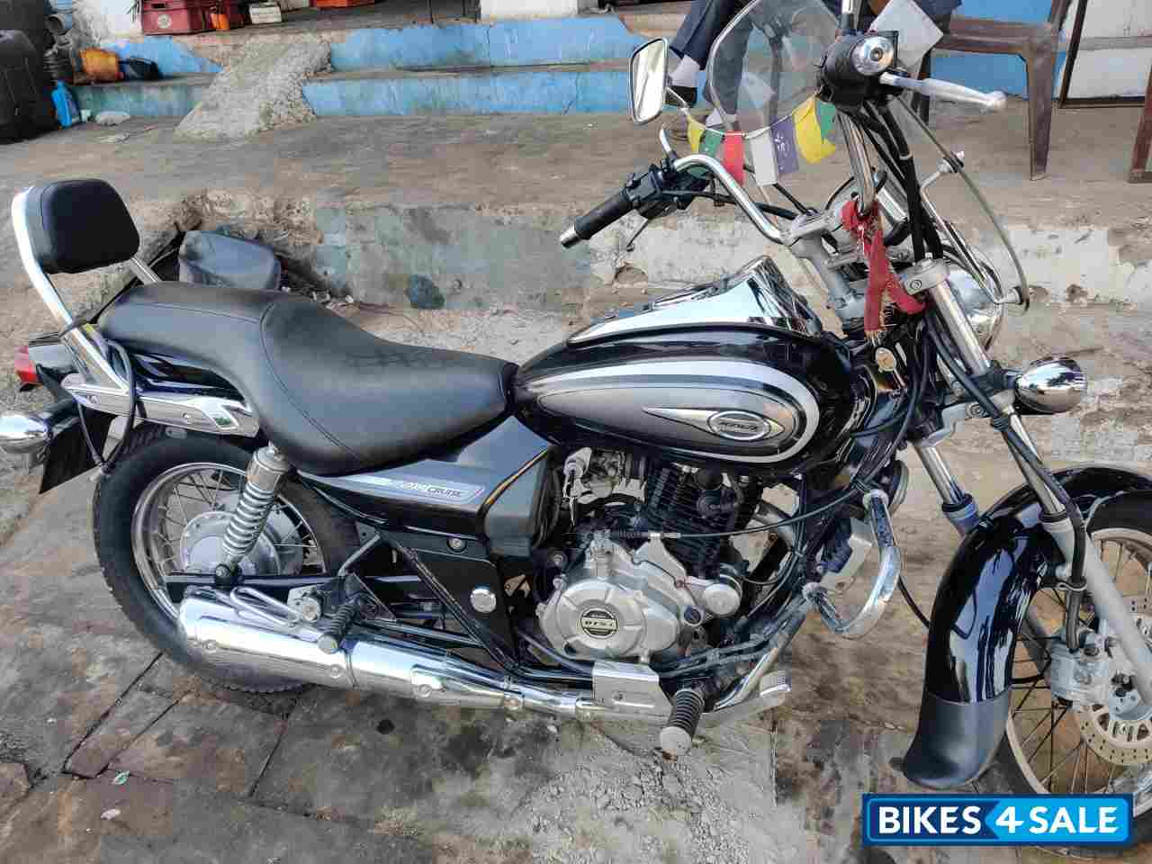 Black Bajaj Avenger Cruise 220