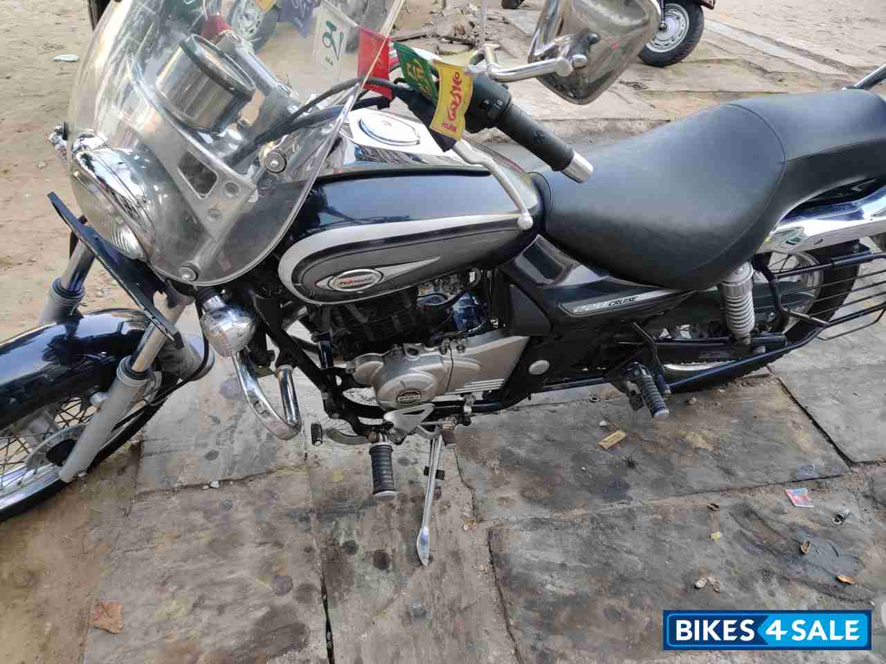 Black Bajaj Avenger Cruise 220