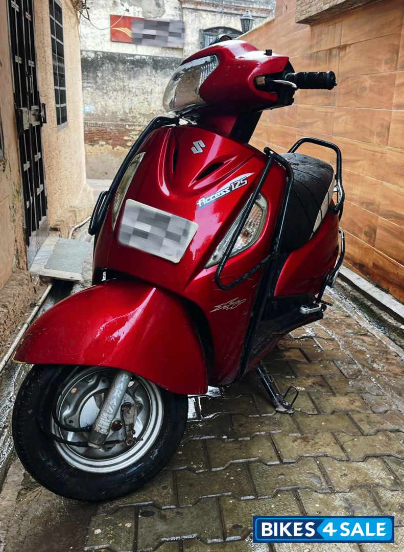 Red Suzuki Access 125