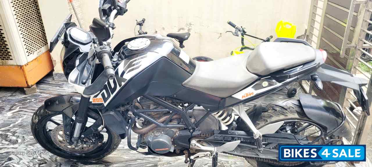 Black KTM Duke 200
