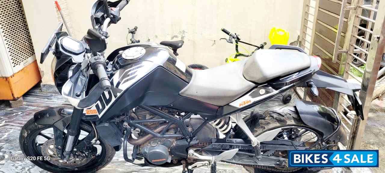 Black KTM Duke 200