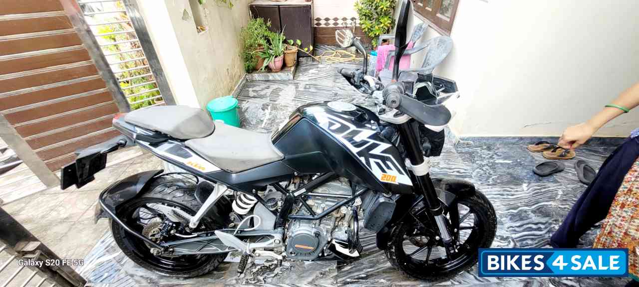Black KTM Duke 200