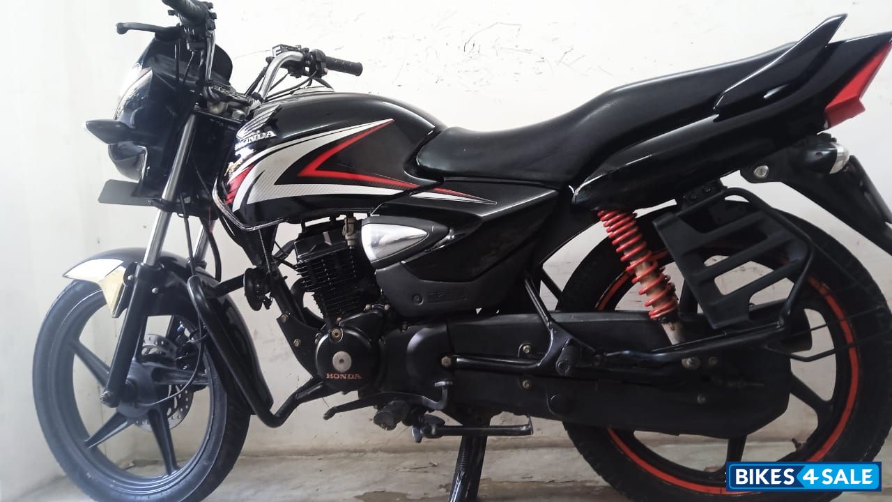 Black And Red Honda CB Shine