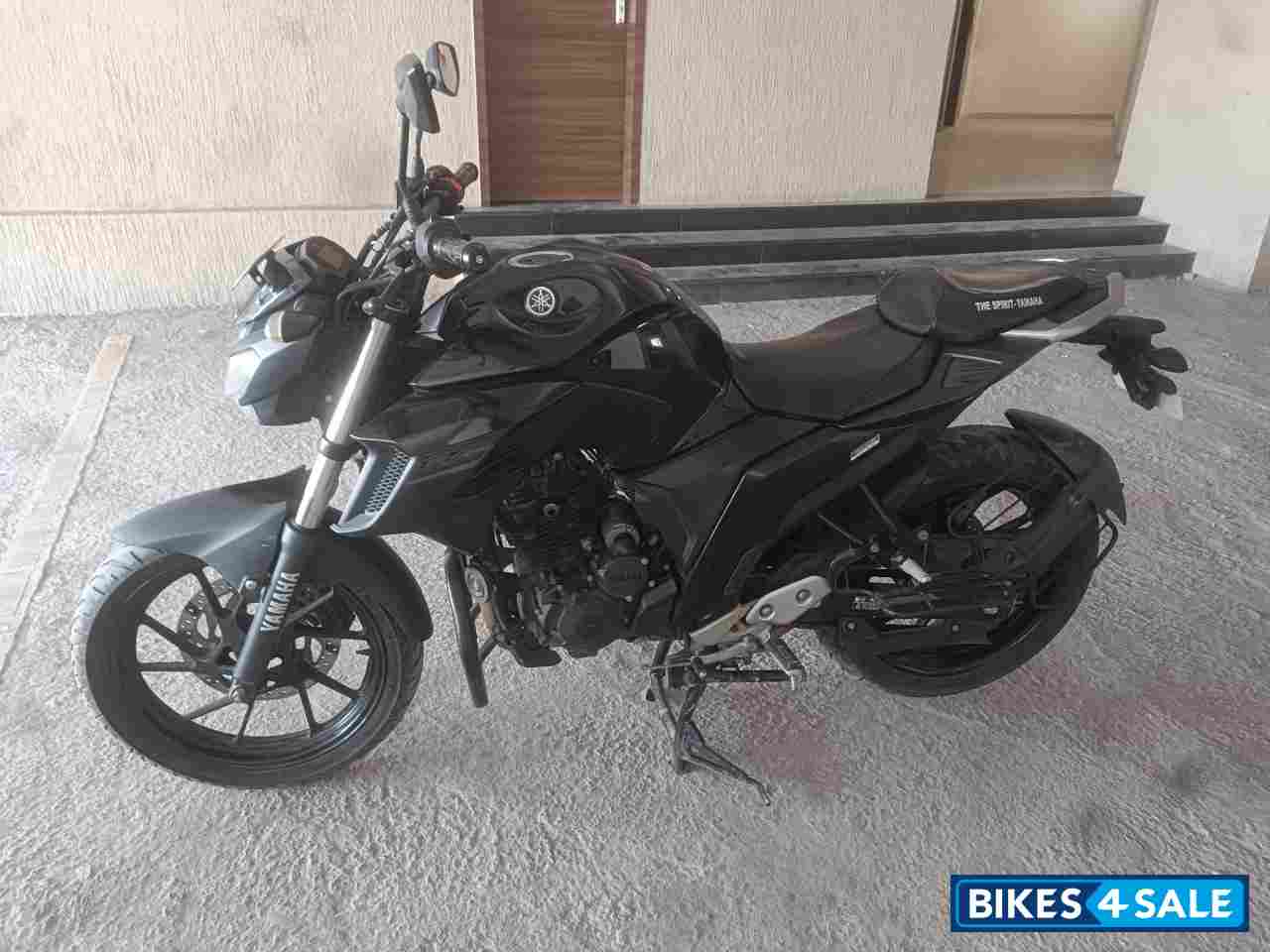 Knight Black Yamaha FZ25