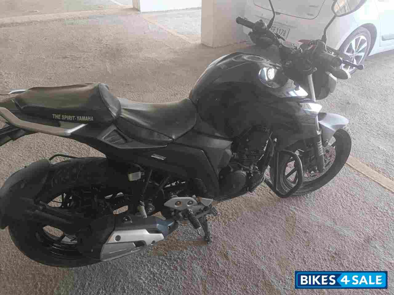 Knight Black Yamaha FZ25