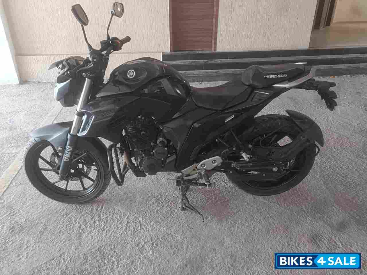 Knight Black Yamaha FZ25