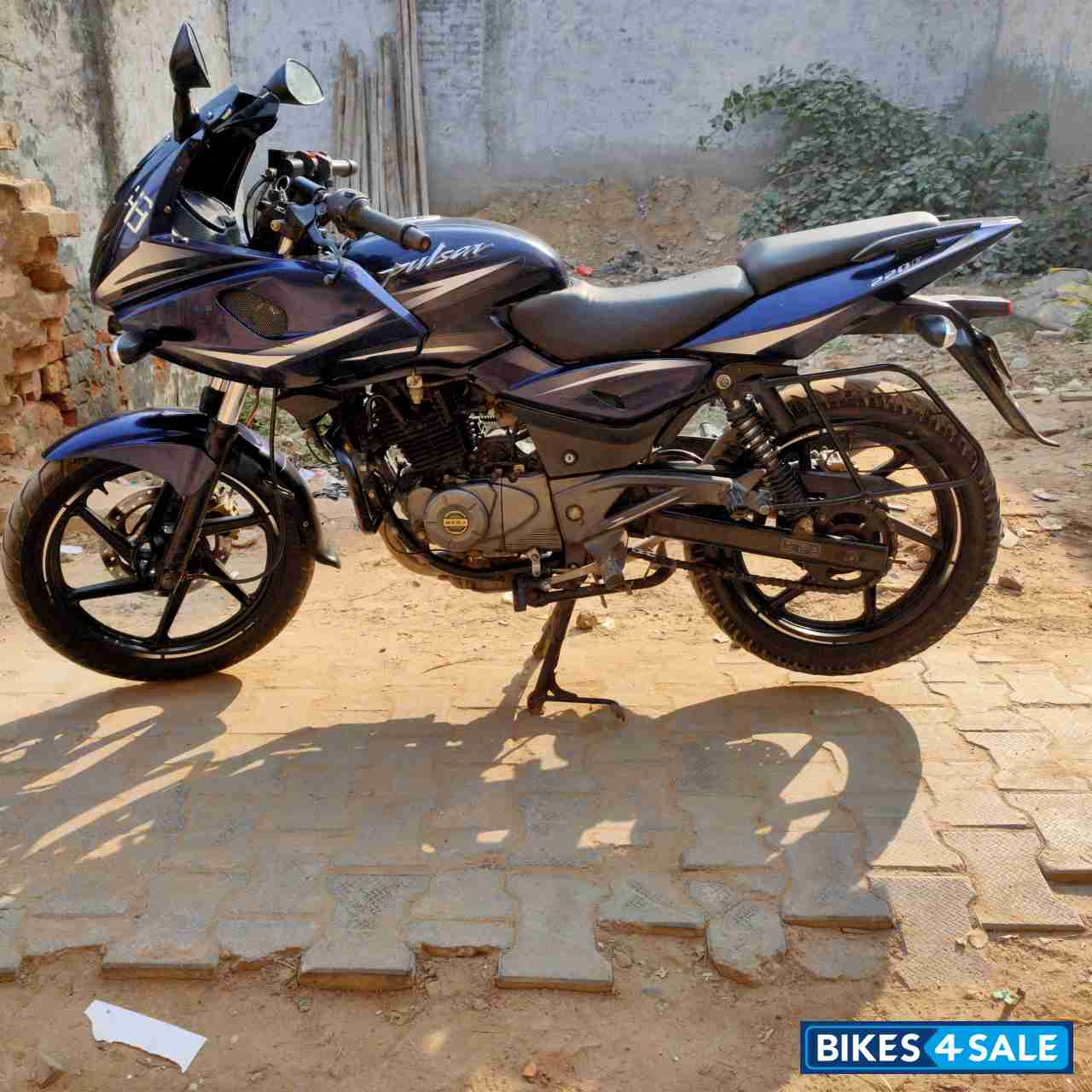 Bajaj Pulsar 220F