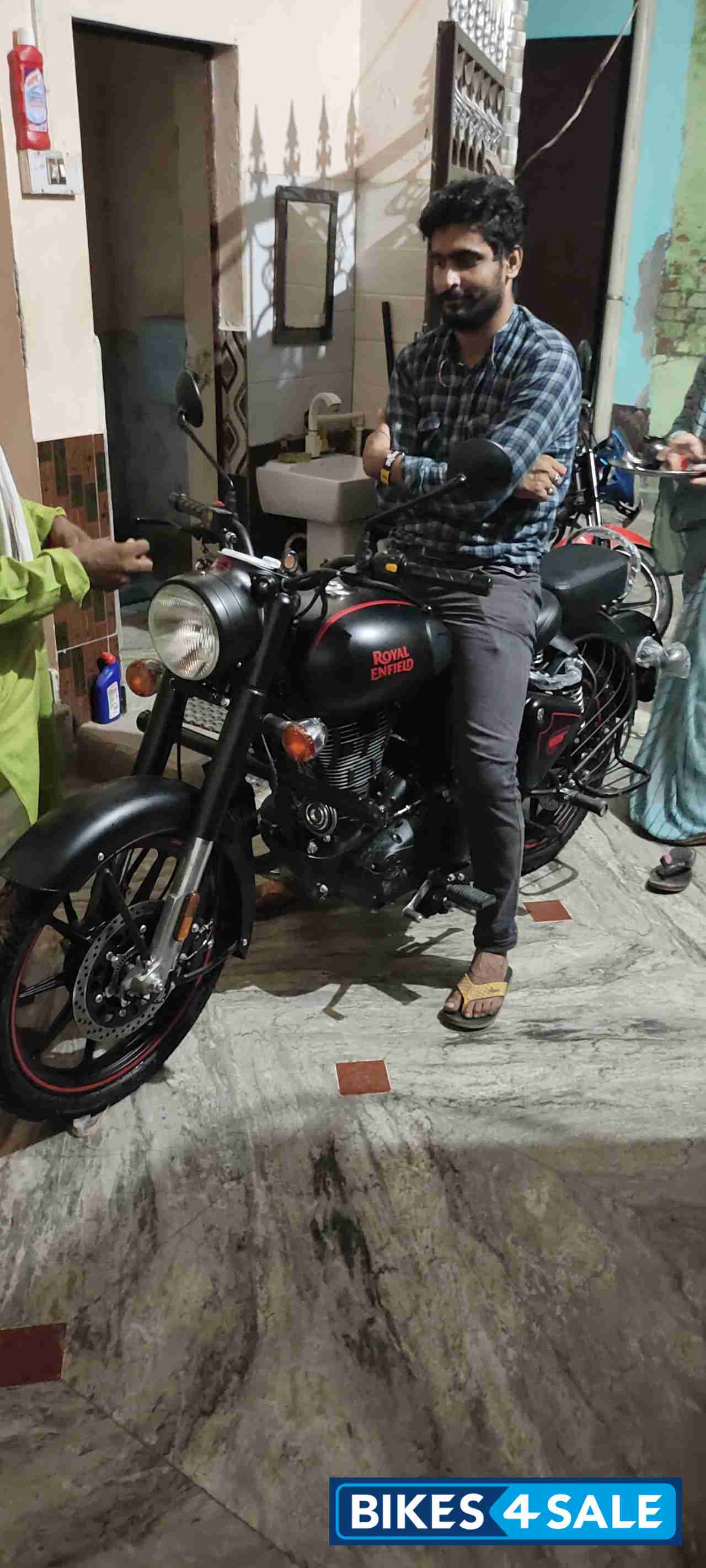 Stealth Black Royal Enfield Classic 350 classic stealth black