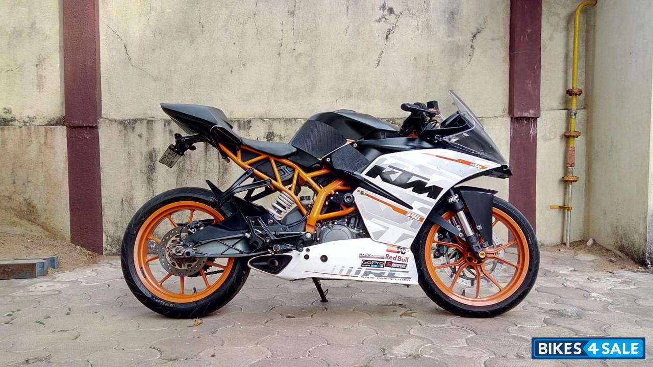 White KTM RC 390