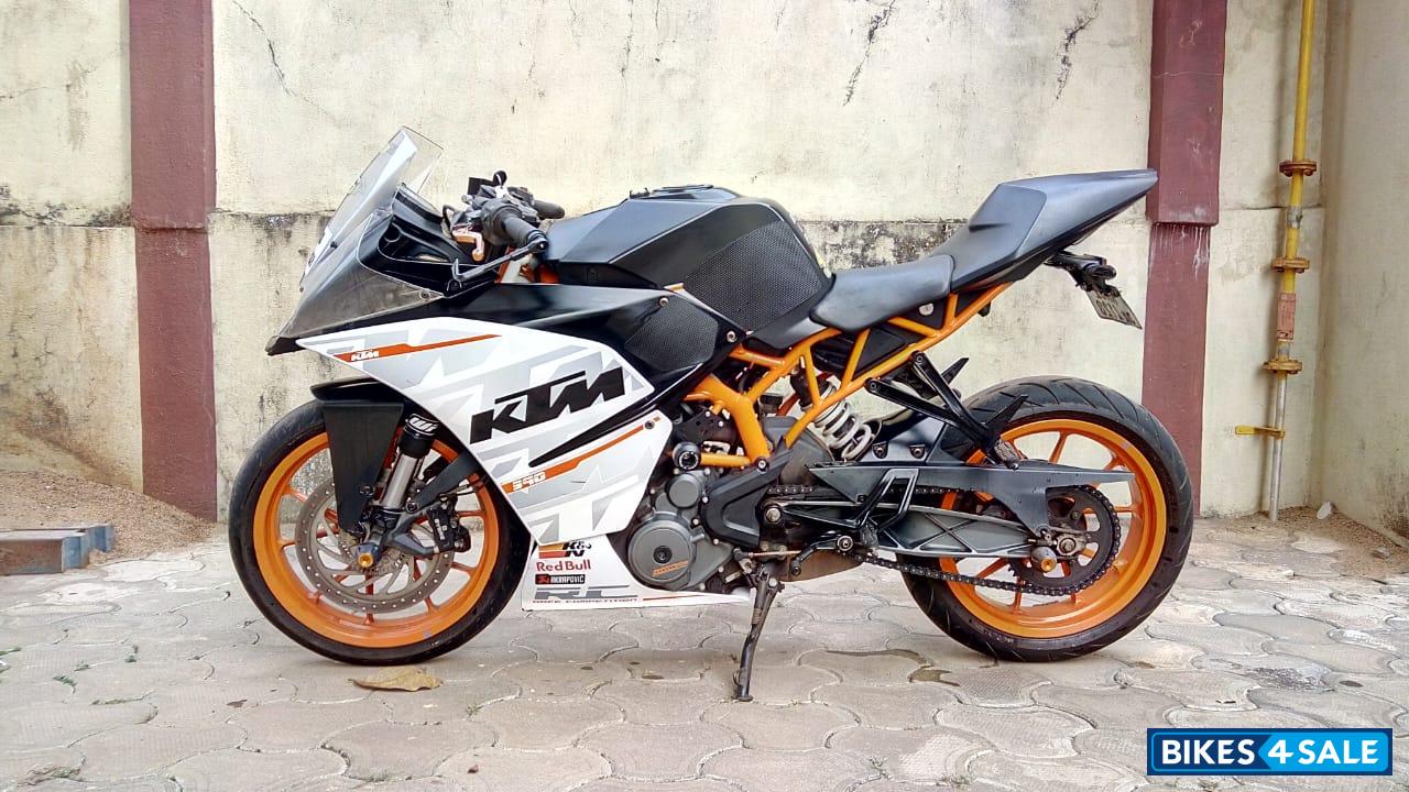 White KTM RC 390
