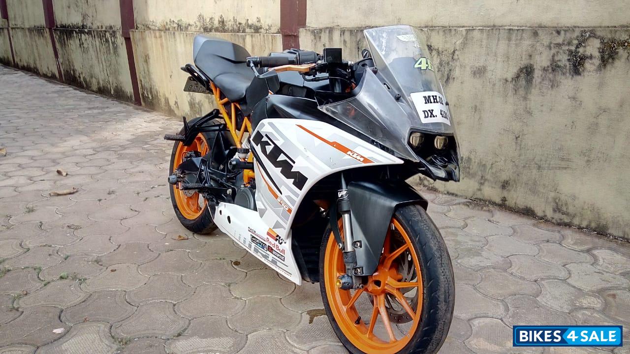 White KTM RC 390