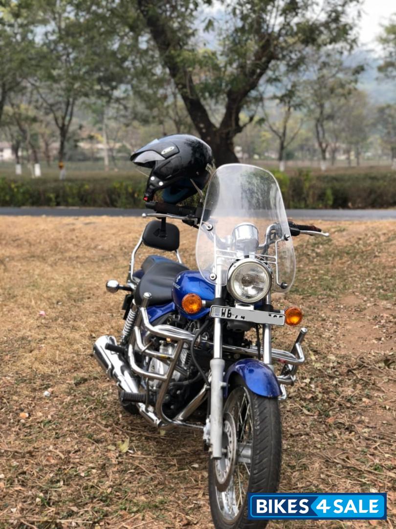 Blue Bajaj Avenger 220 DTS-i