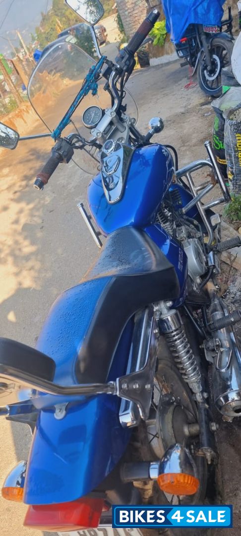 Blue Bajaj Avenger 220 DTS-i