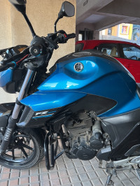 Cyan Blue Yamaha FZ25