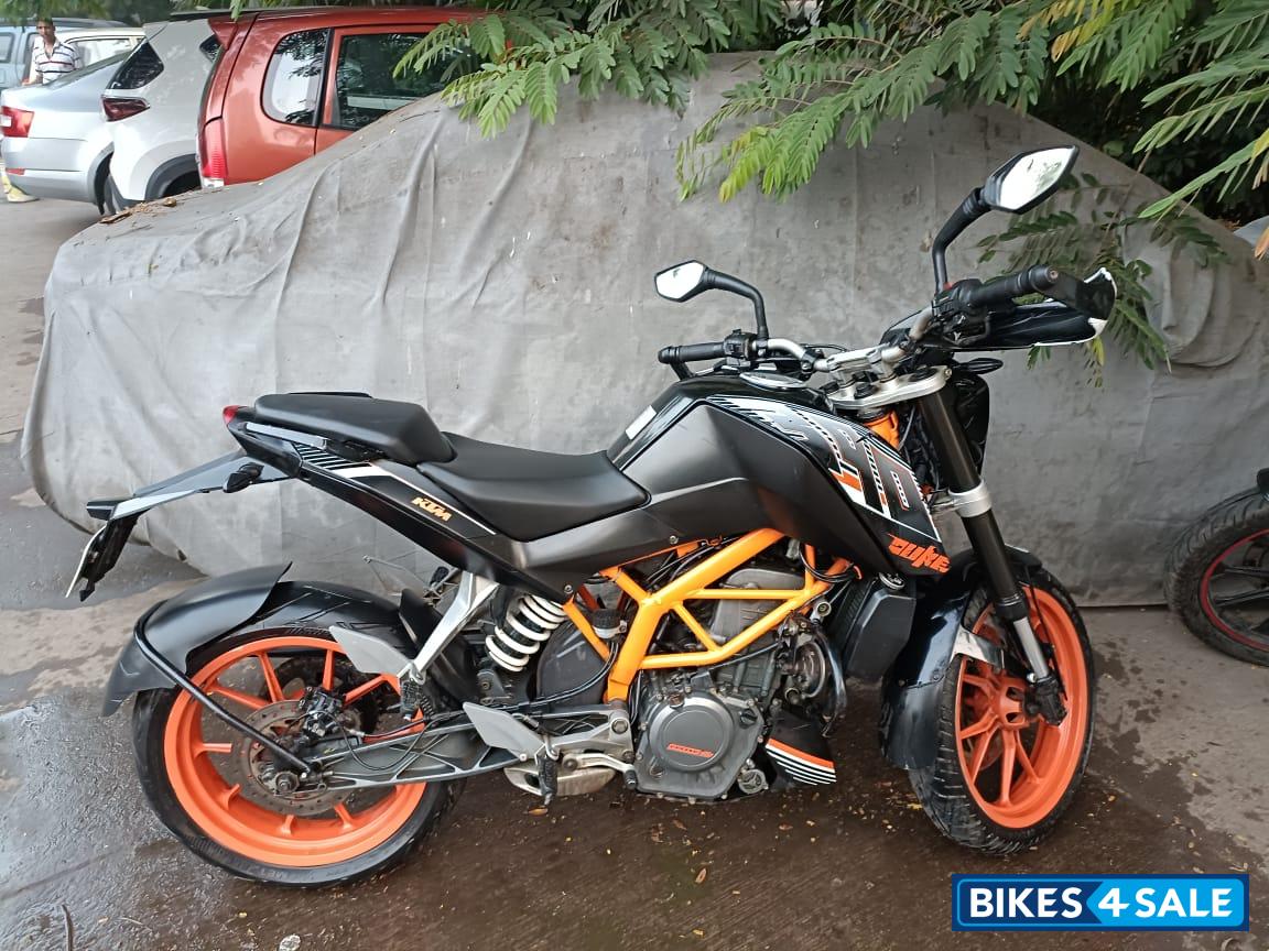 Black KTM Duke 390