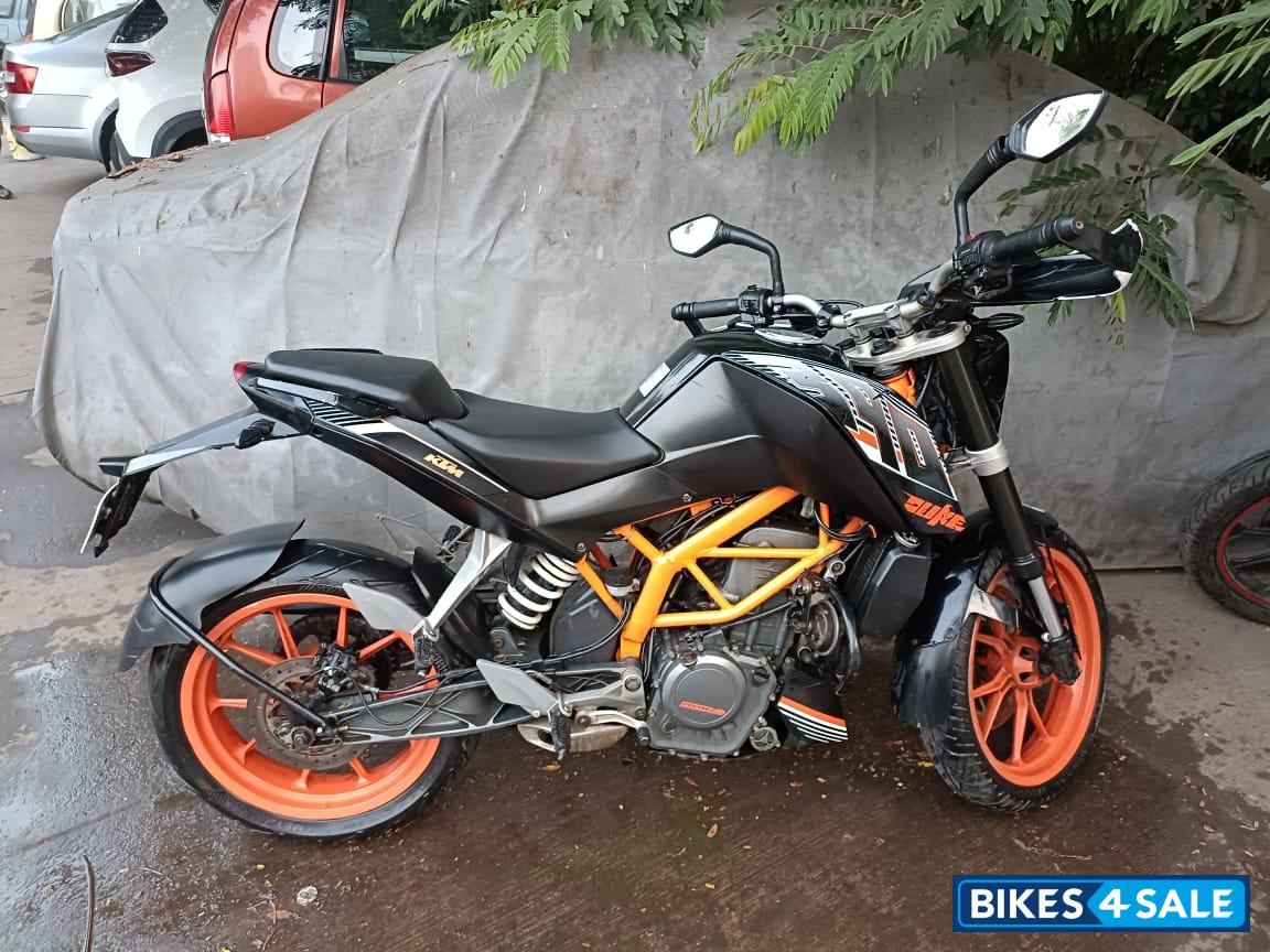 Black KTM Duke 390 Black KTM Duke 390