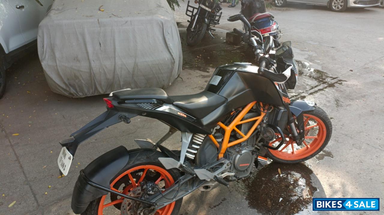 Black KTM Duke 390 Black KTM Duke 390