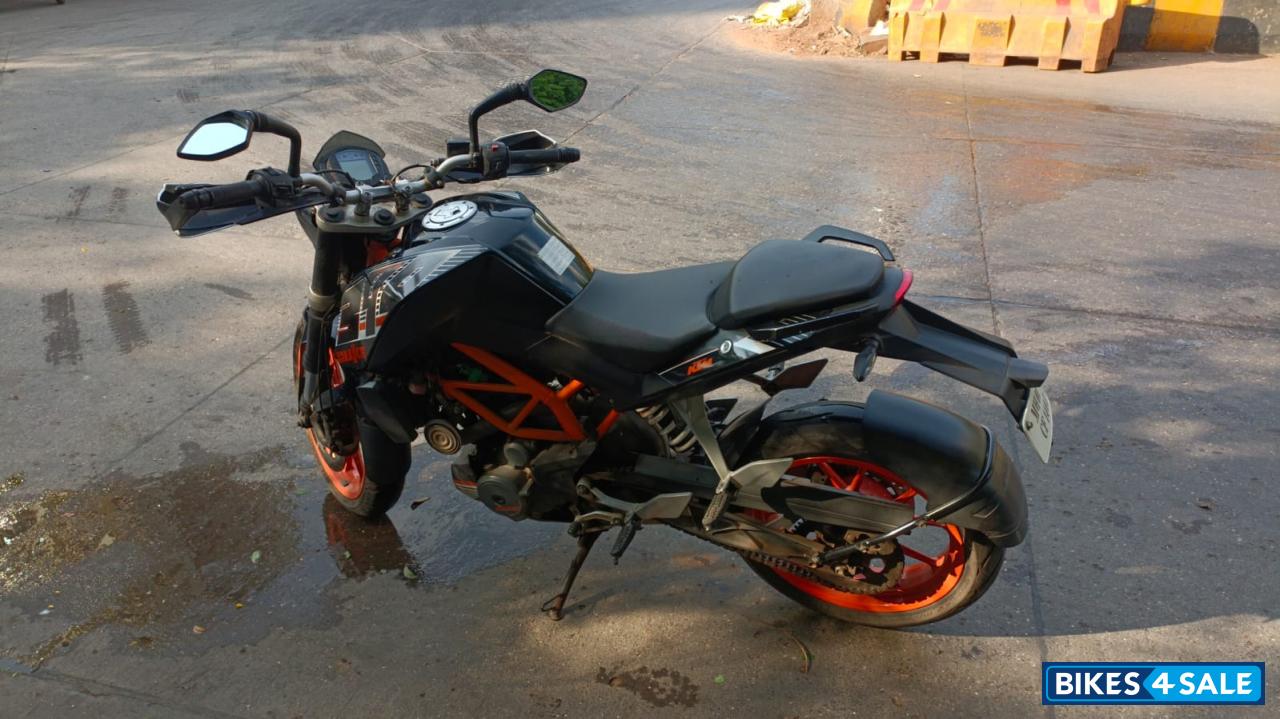 Black KTM Duke 390 Black KTM Duke 390