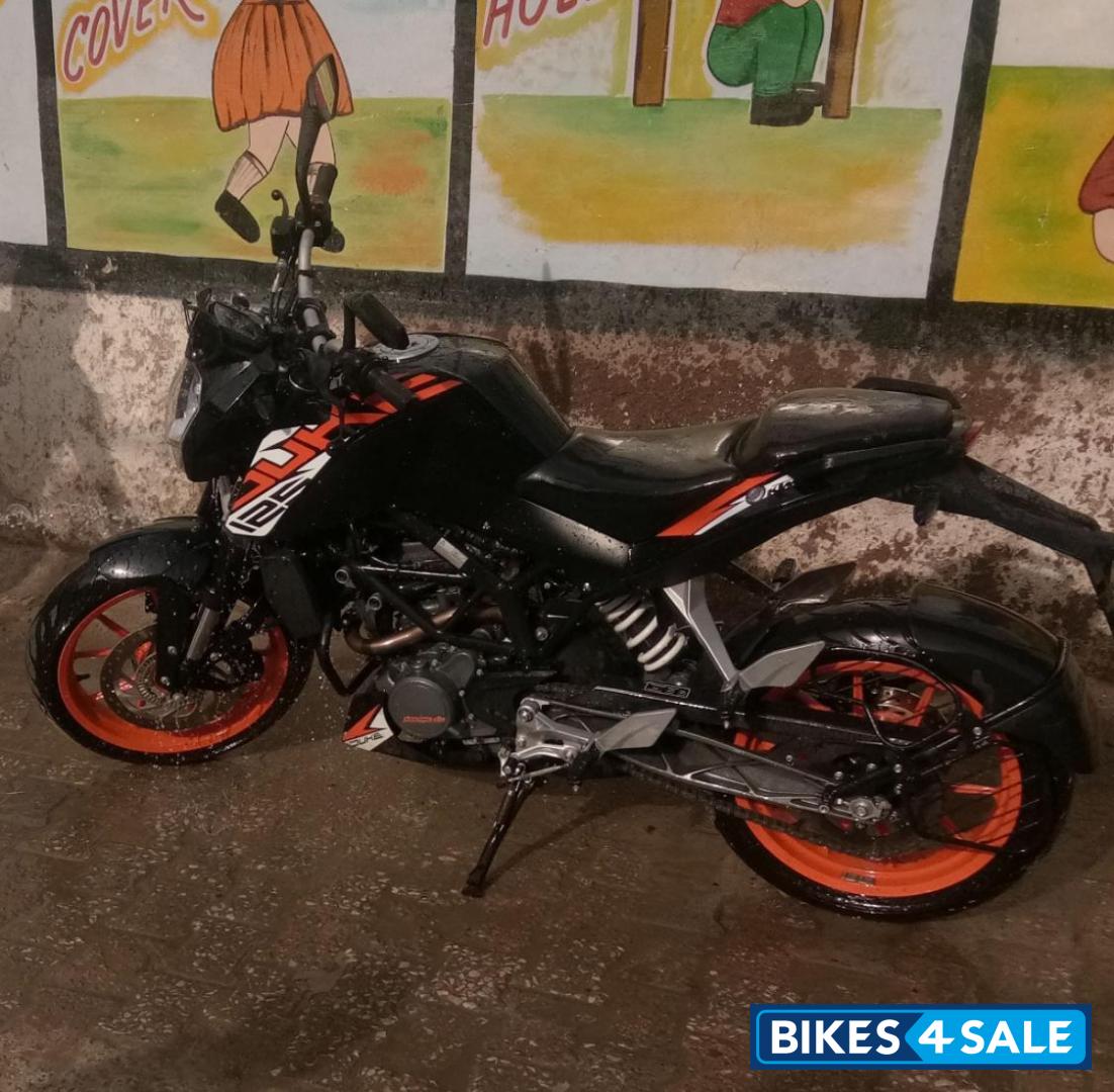Black KTM Duke 125