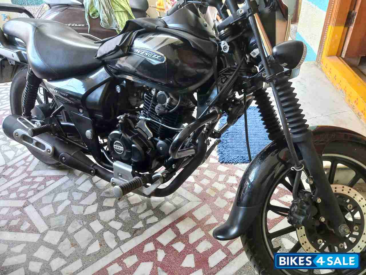 Bajaj Avenger 180 DTS-i