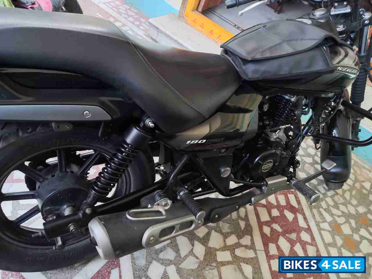 Bajaj Avenger 180 DTS-i